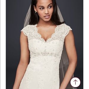 Like new Ivory Wedding Dress, size 10.
No damaged.Cleaned by dry cleaner.